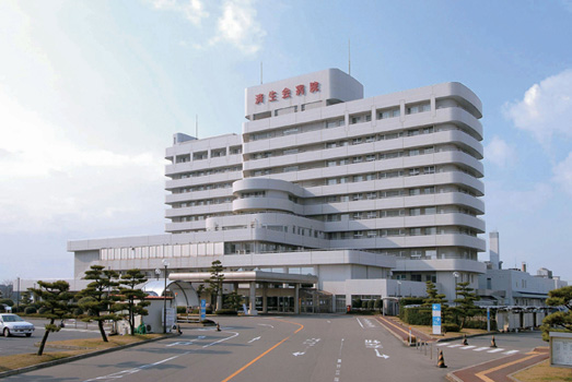 公式トップに掲載された、病院名表示のある建物正面外観