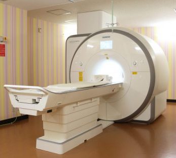 公式の放射線部門MRI案内に掲載される3テスラMRI装置