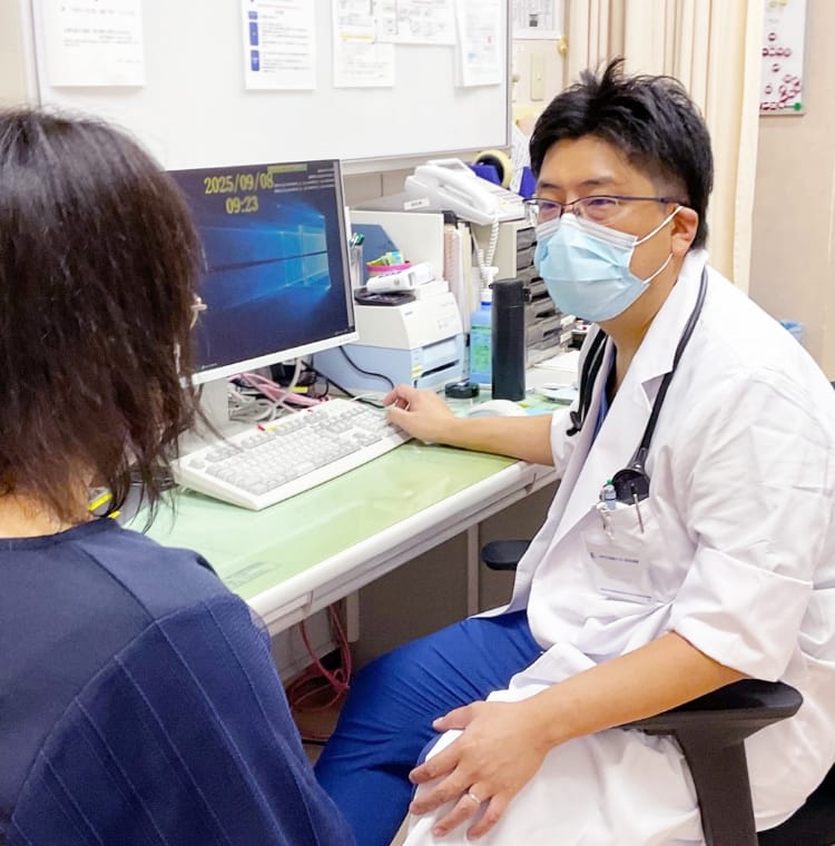 医師が患者と診察室で話す様子
