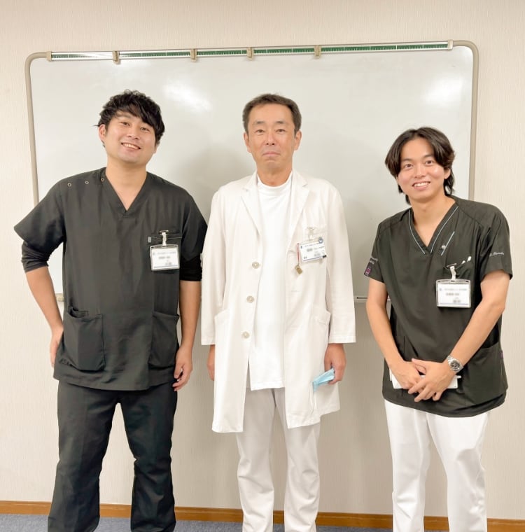 病院内に立つ医師と医療スタッフ