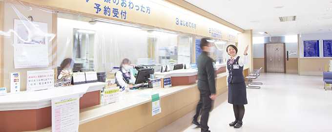 外来受付と案内を行う職員