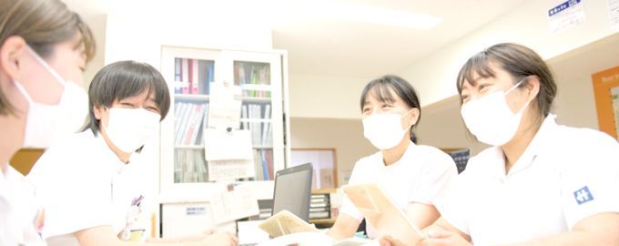 院内で話し合う看護職員