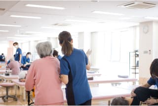 理学療法士が利用者を支援する様子
