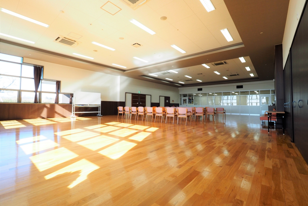 公式トップの社会復帰支援に掲載された、人物のいない活動室。