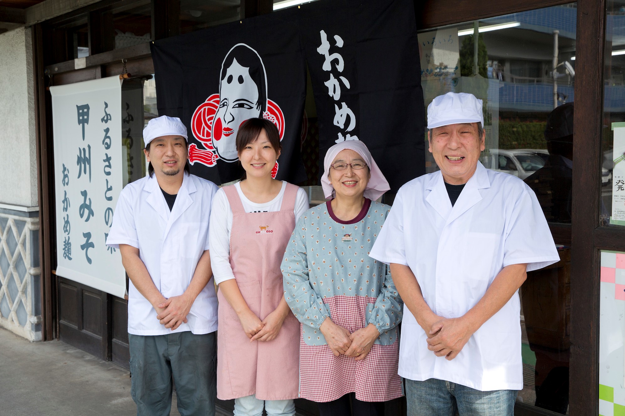 店舗入口で写るおかめ麹のスタッフ