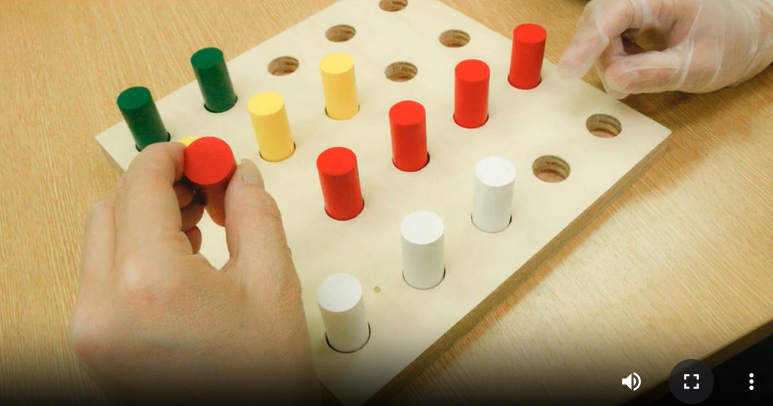 手指の作業を用いたリハビリテーションの様子
