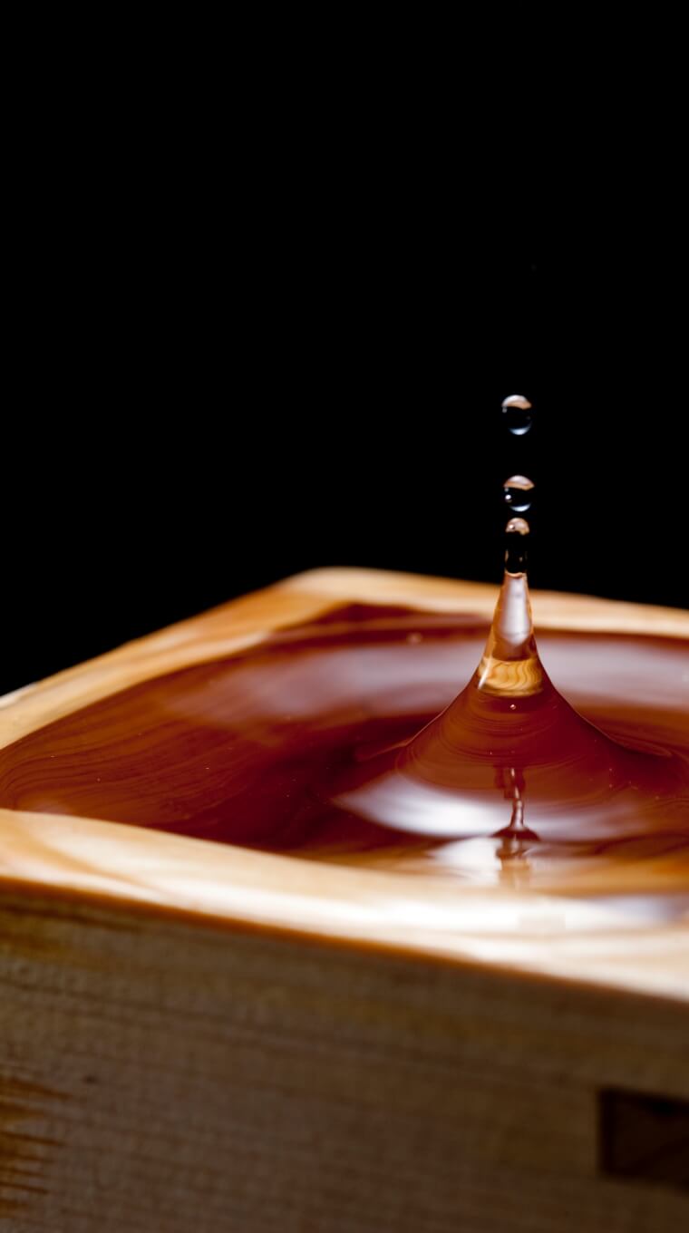 木桶の液面に落ちる酒の雫