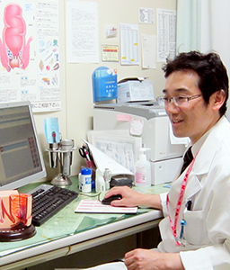 公式トップの消化器科案内に掲載された診察室と医師