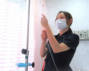 公式トップの入院案内に掲載された看護師の業務風景
