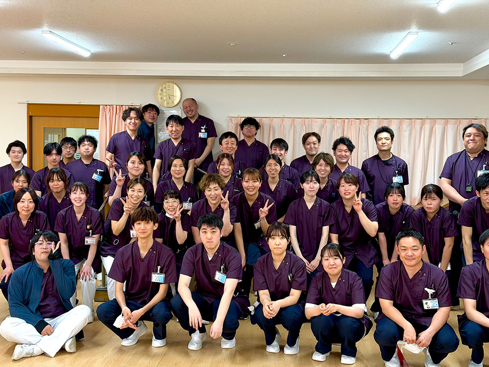 公式リハビリテーション部門ページ由来の集合写真。