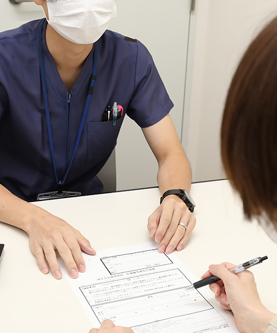 相談を受ける職員と利用者
