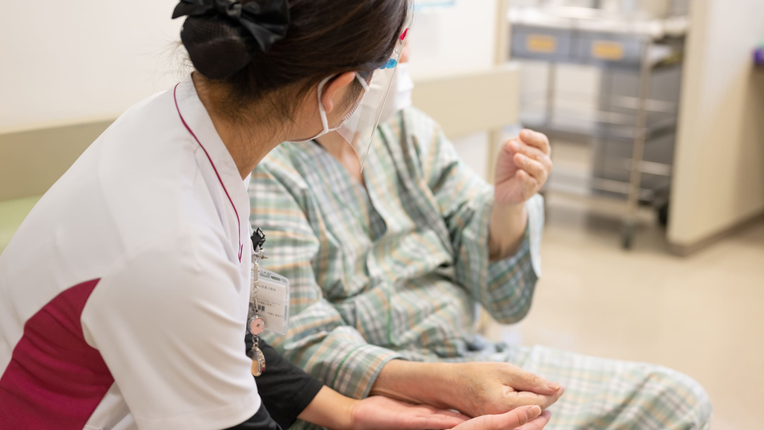 患者に寄り添う看護師