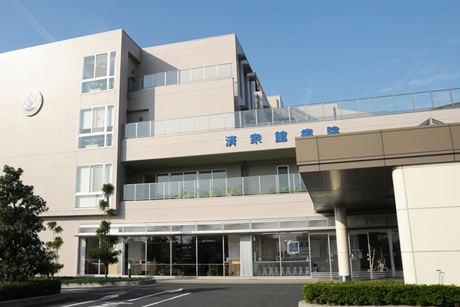 済衆館病院本館の外観と正面玄関