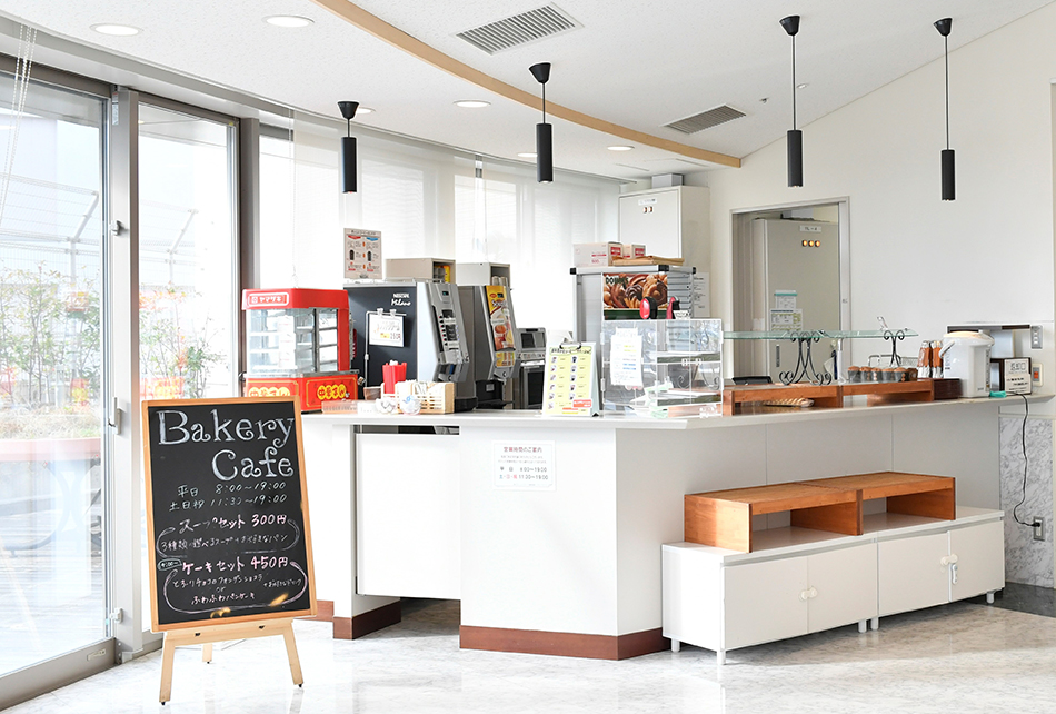 公式の入院設備案内に掲載された11階のベーカリーカフェ。