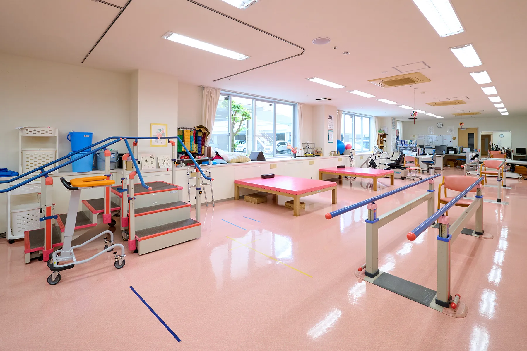手すりや訓練器具を備えた機能訓練室