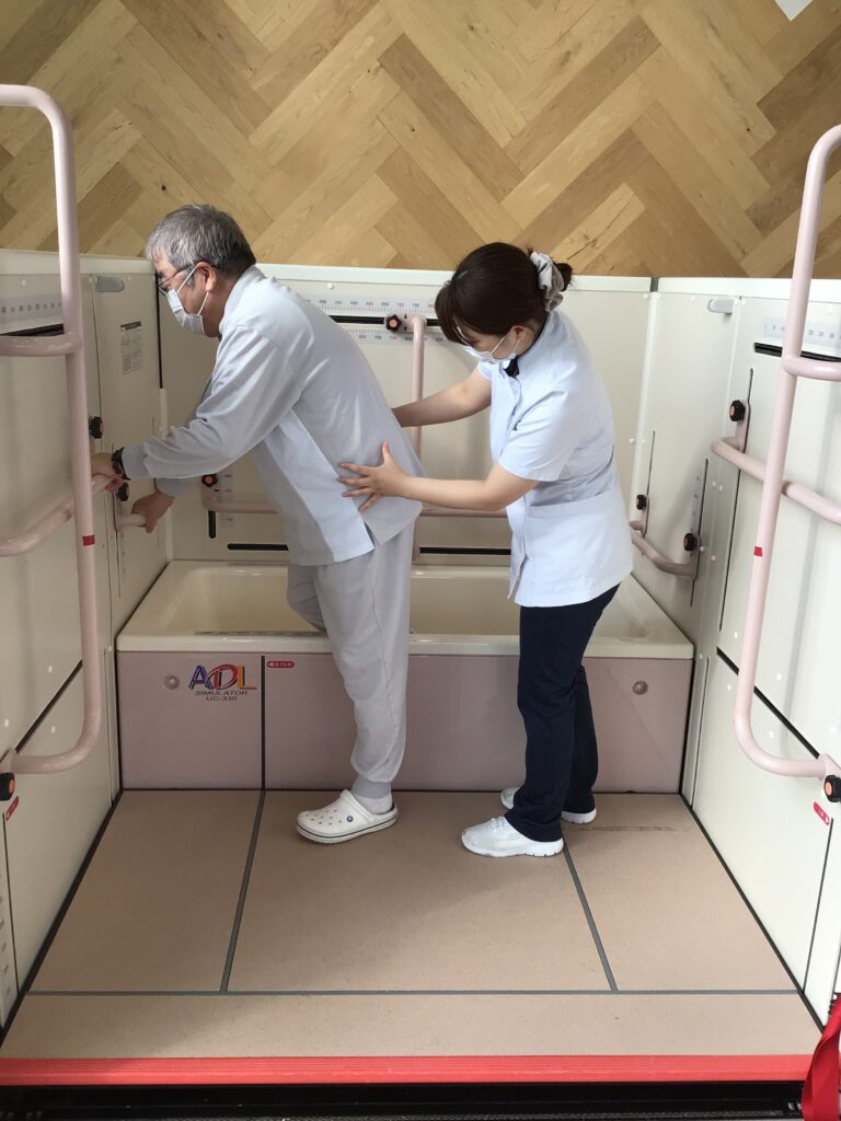 療法士と利用者が上肢の訓練を行う様子