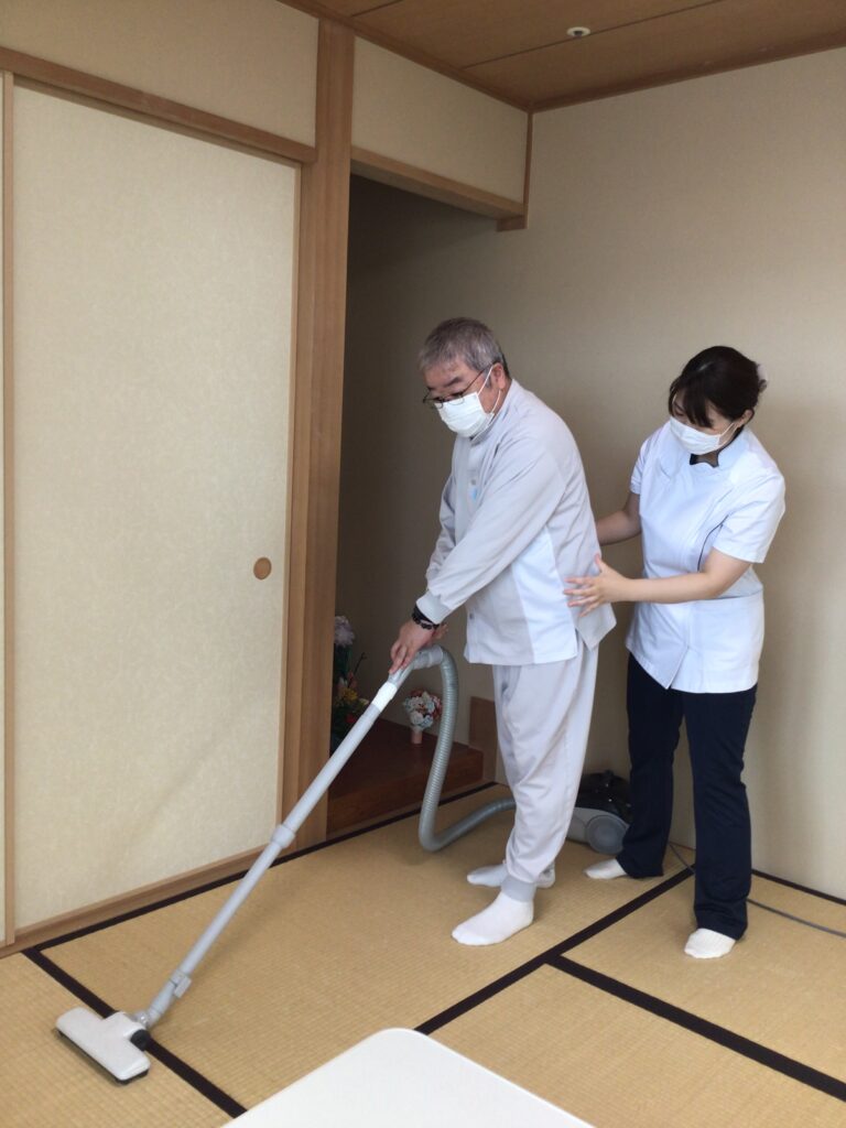 療法士が利用者の入浴動作を支える様子