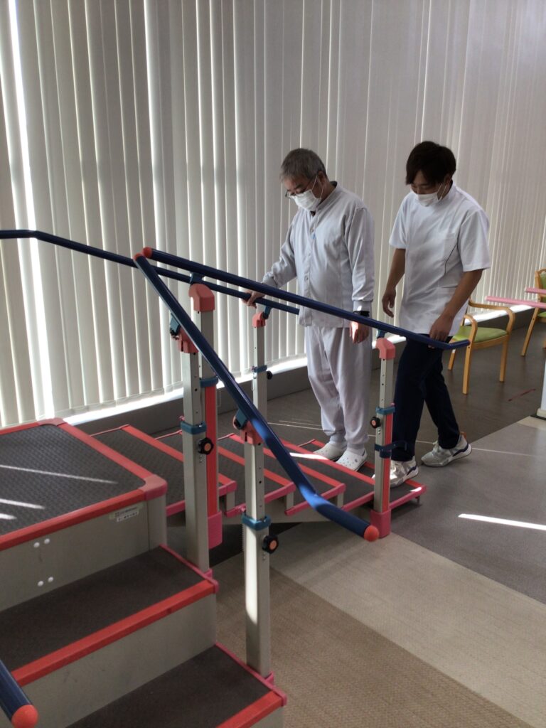 療法士と利用者が歩行訓練を行う様子