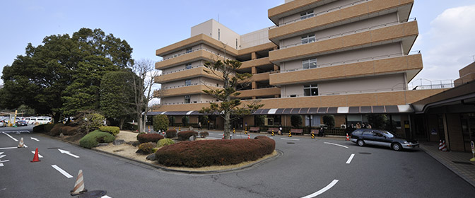 公式アクセス案内に掲載された車寄せと正面入口
