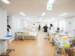 透析処置室のベッドと医療設備