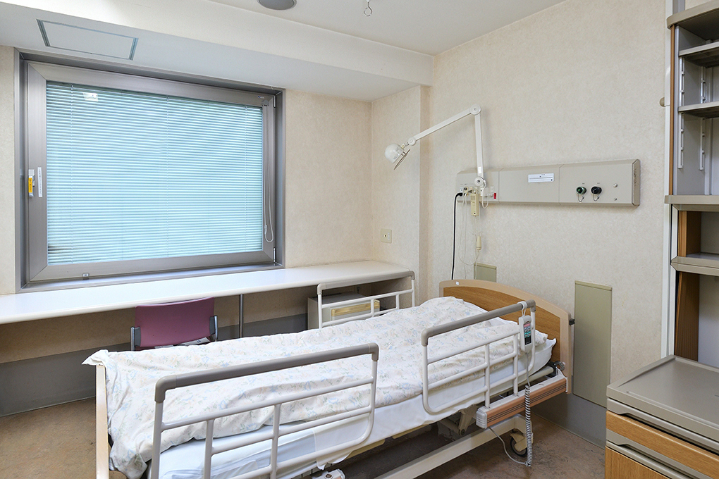 ベッドと収納を備えた鈴木病院の病室