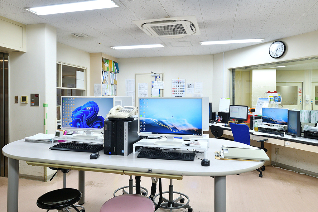 電子カルテ端末が並ぶ鈴木病院のスタッフステーション