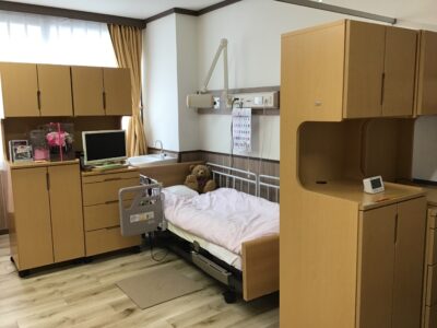 ベッドと個人用家具を備えた介護医療院の居室