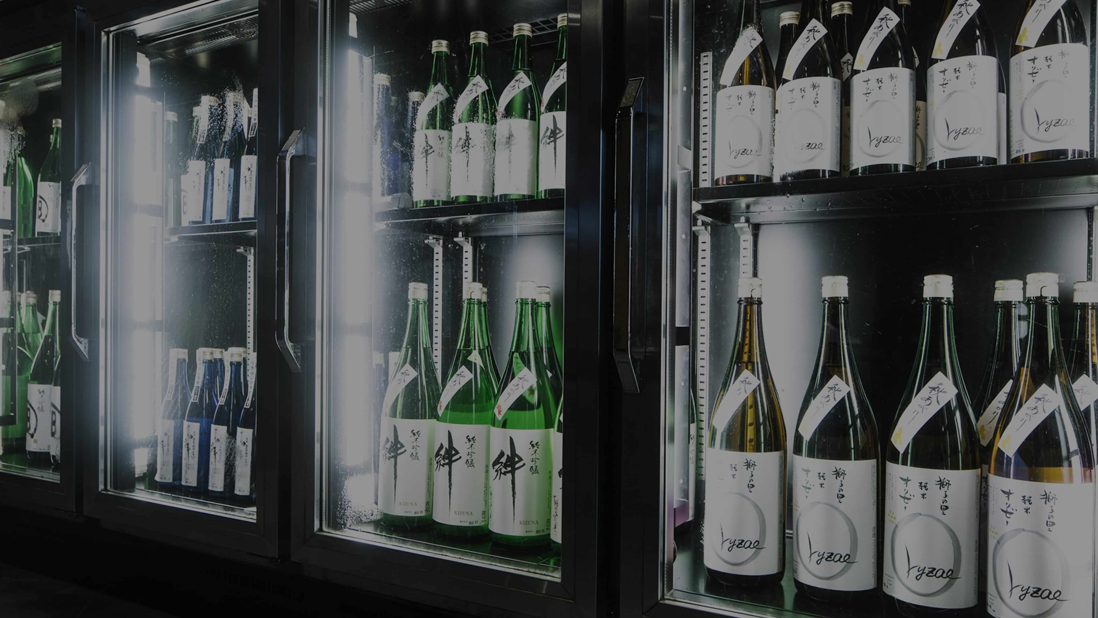 公式製品ページに掲載された冷蔵ケースの日本酒