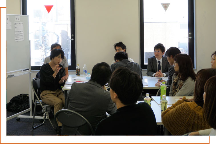 公式の働き方・教育プランに掲載された職員研修の様子