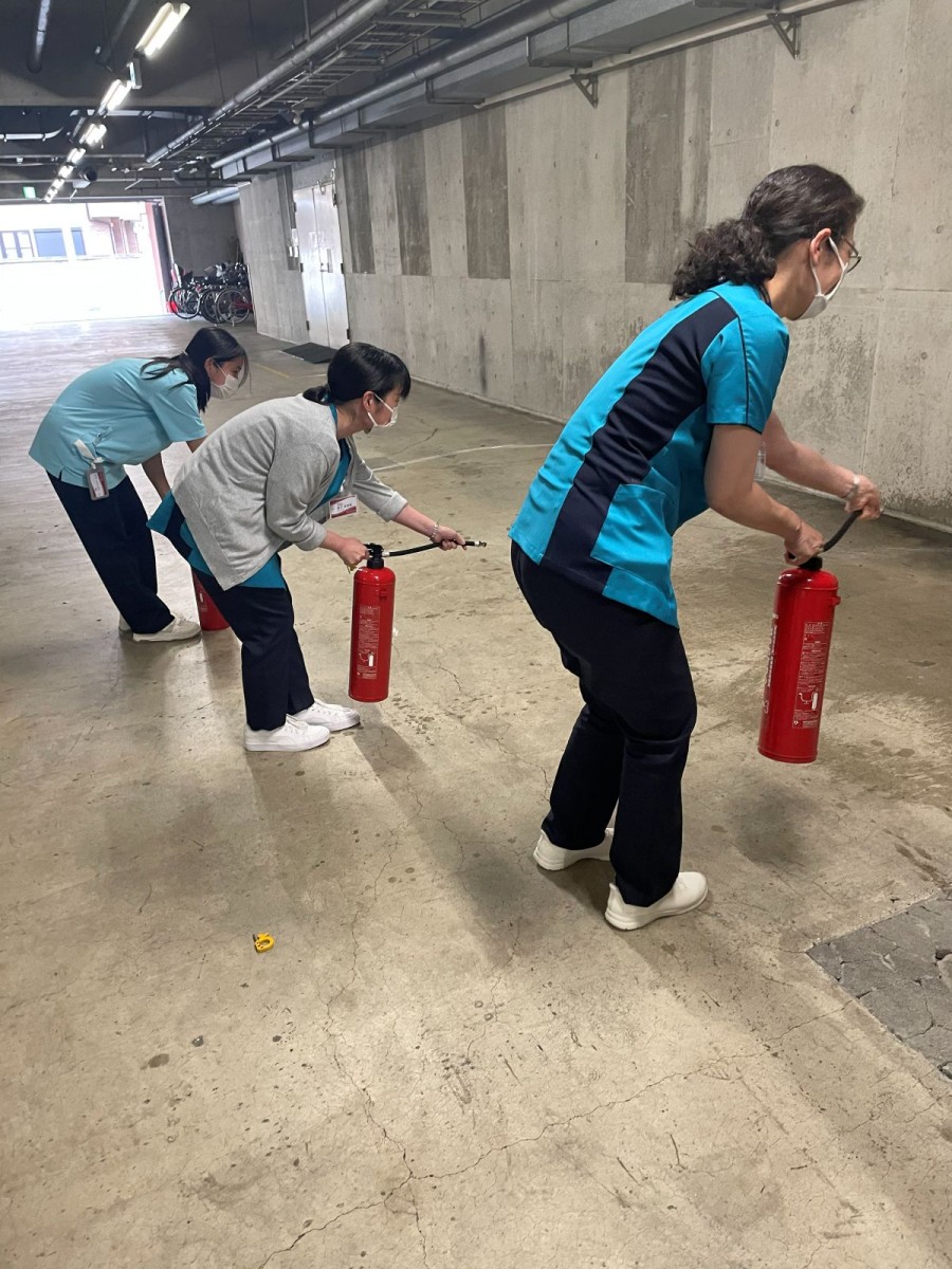 水消火器を用いた職員の消火訓練