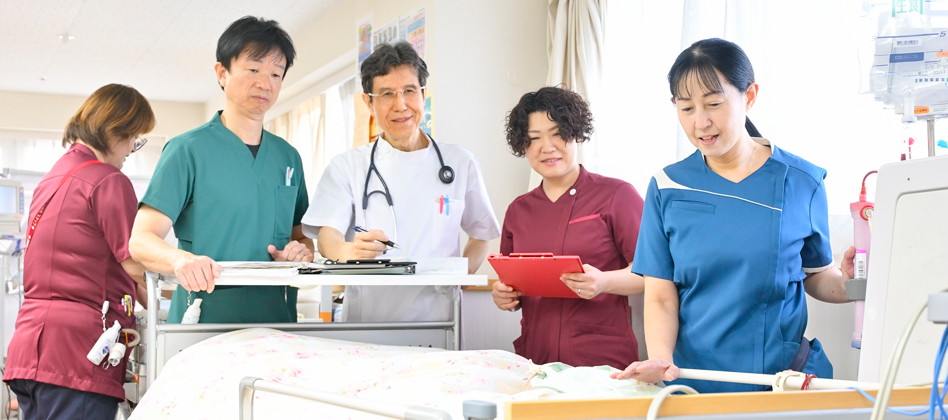 病室でケアにあたる医療チーム