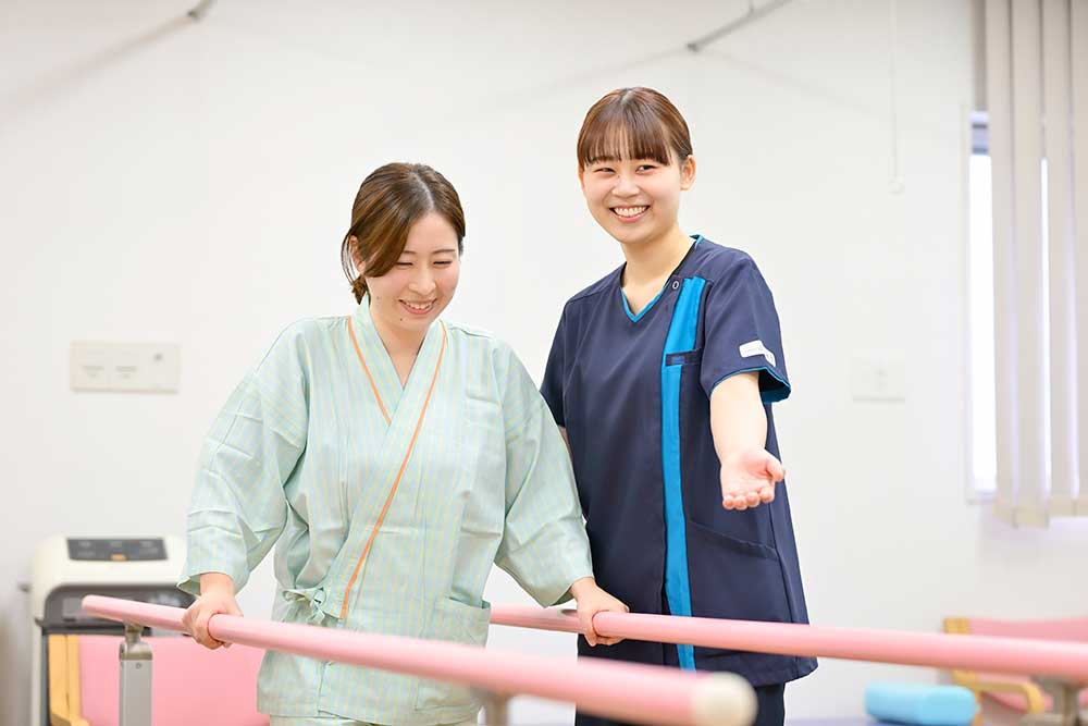 歩行訓練を支えるスタッフ