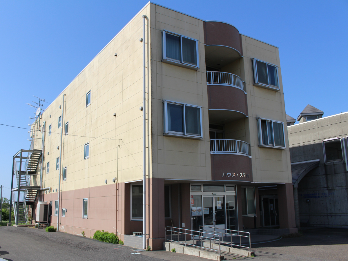 公式共同生活援助事業ページに掲載された建物外観。