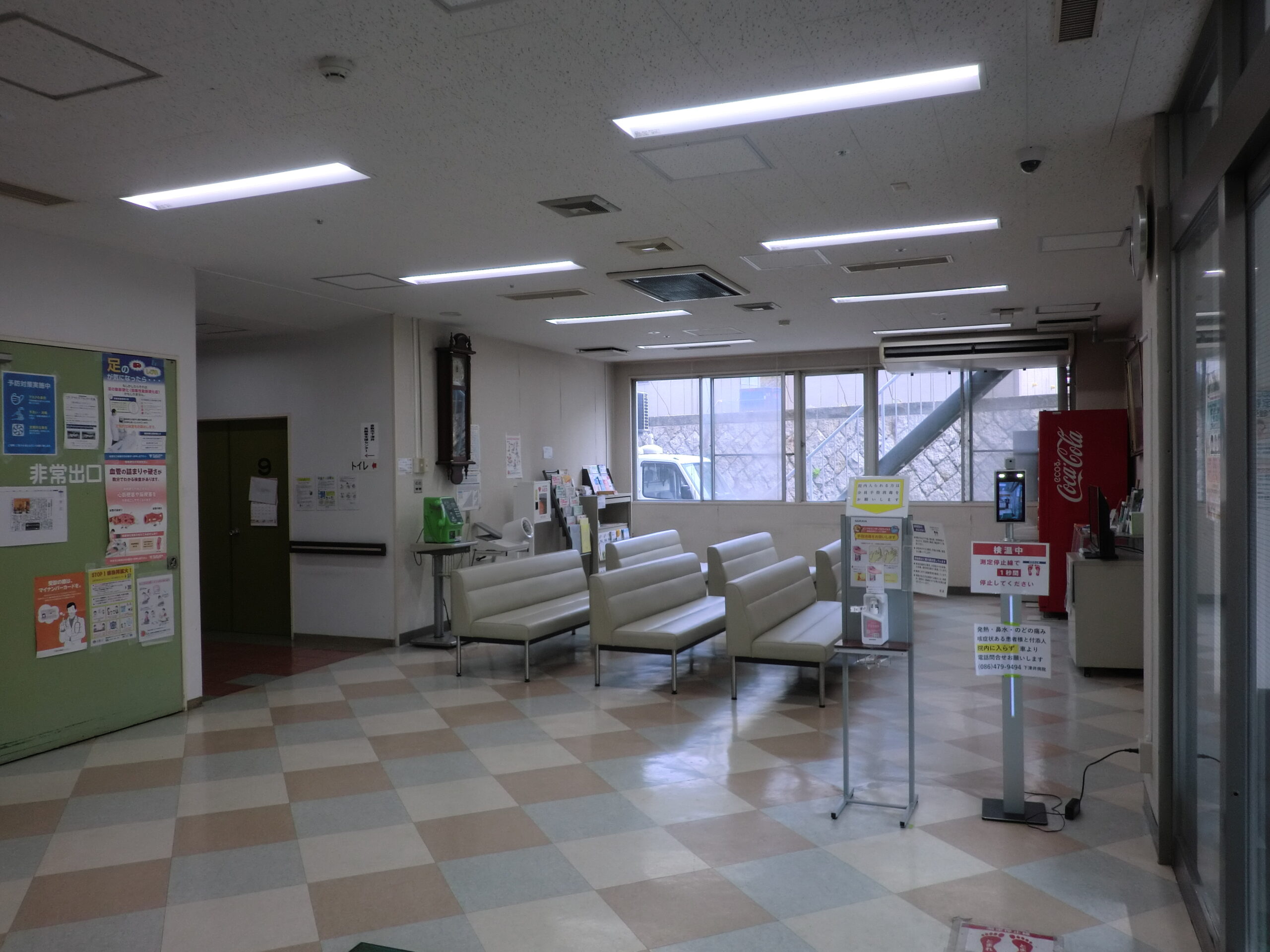 椅子と案内を備えた無人の外来待合