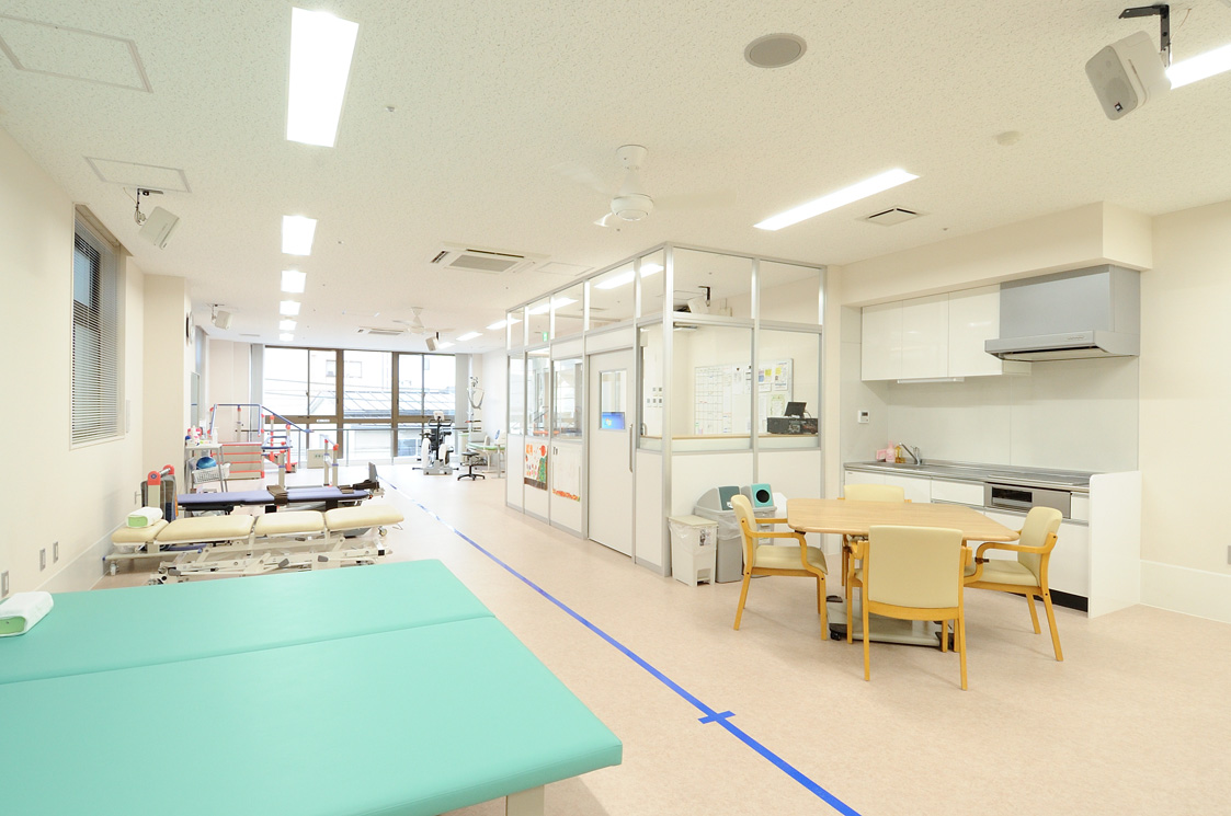 生活動作の設備を備えたリハビリテーション室