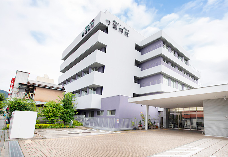 公式入院ページに掲載された、病院名が見える無人の正面外観