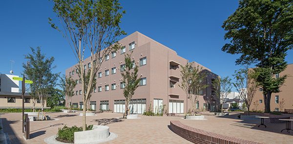 植栽と広場から見た病院建物