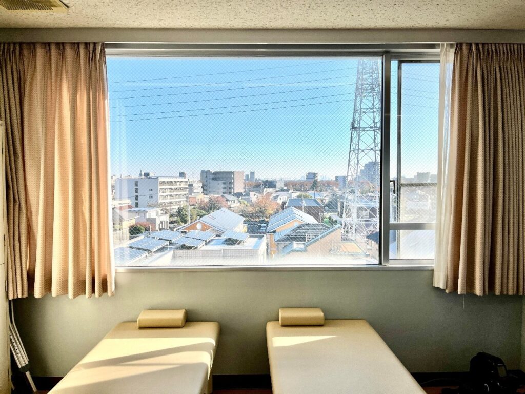 リハビリテーション用ベッドのある室内