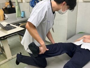 スタッフが患者のリハビリテーションを支える様子