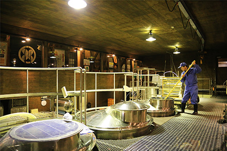 公式の製造場見学ページに掲載された醸造設備と作業風景