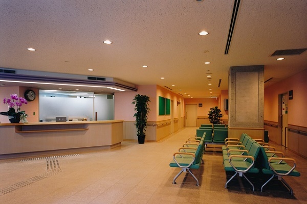 オープンな受付カウンターと待合室