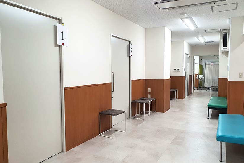 公式ギャラリーに掲載される診察室前の院内通路