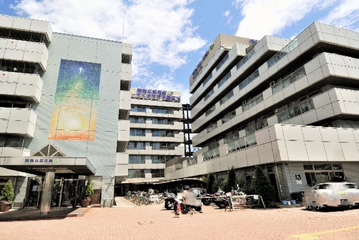 病院建物と中庭