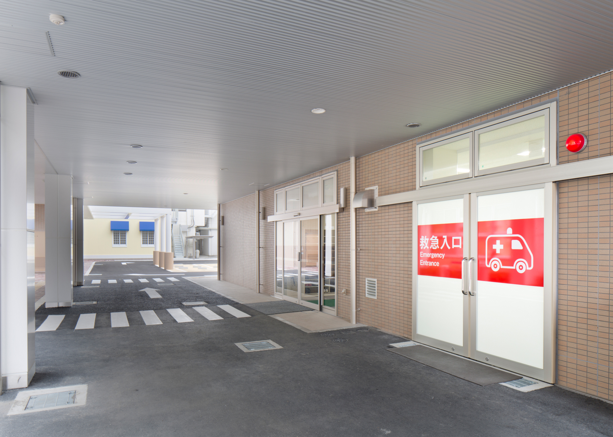 救急入口と表示された西岡病院の救急車寄せ