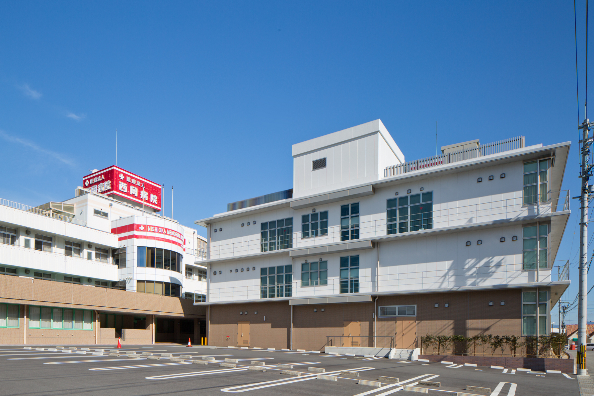 西岡病院の建物側面と駐車場