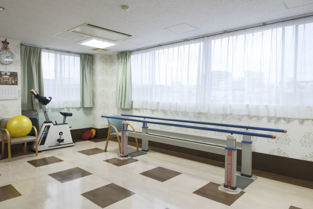 平行棒などを備えたとしま昭和病院のリハビリテーション室