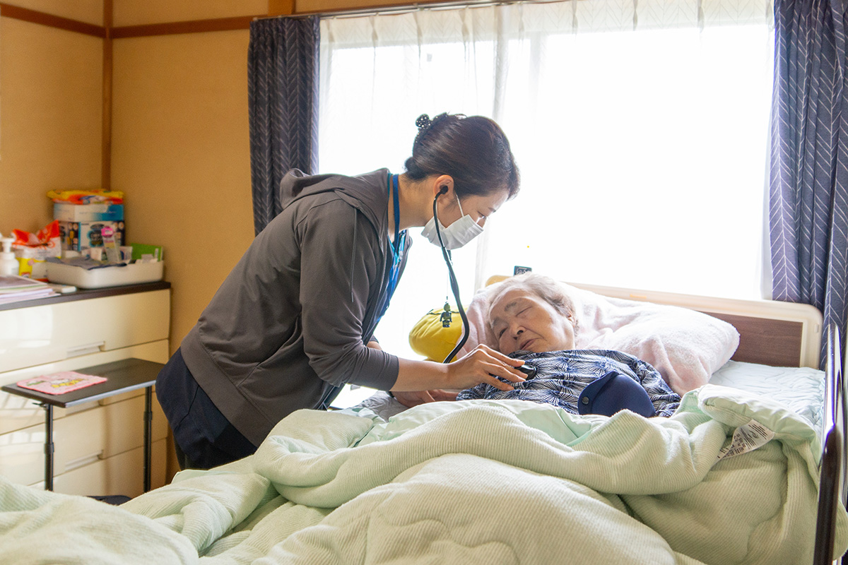 自宅で診療する訪問診療の医師
