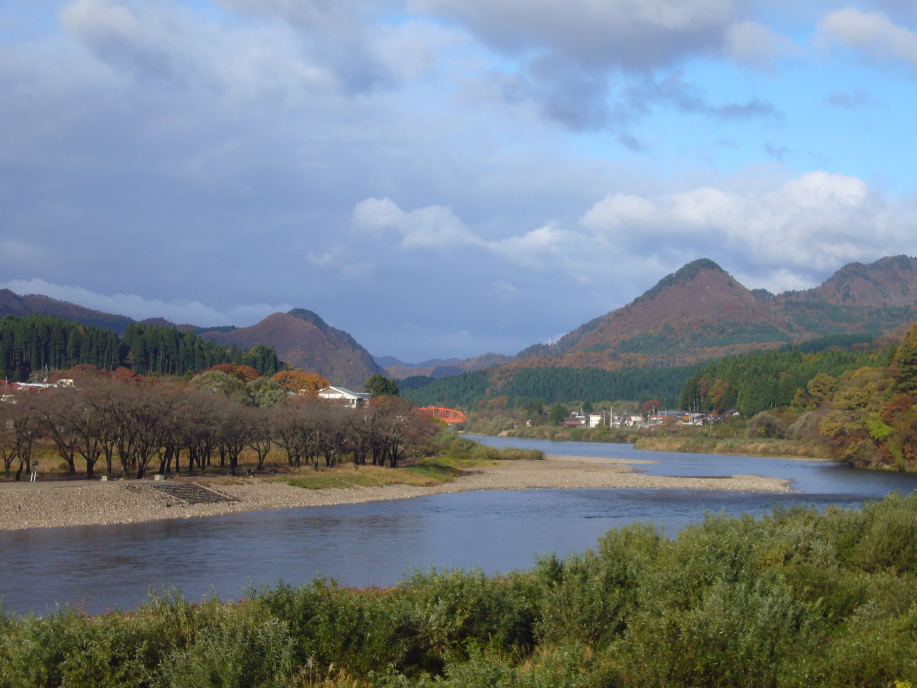公式「津川病院のある町」ページに掲載された常浪川の風景