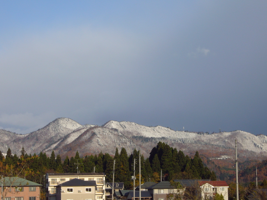公式「津川病院のある町」ページに掲載された初冬の白髭山の風景