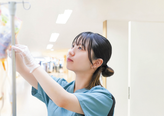 病棟内で点滴を確認する看護スタッフ